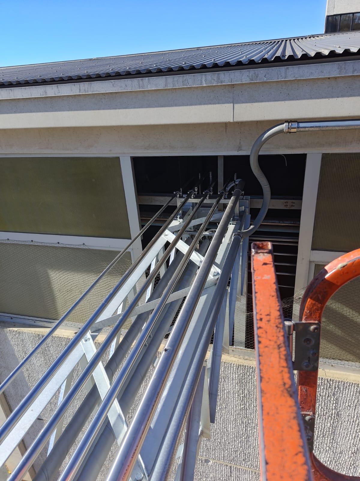 Dettaglio impiantistico con struttura e tubazioni inox