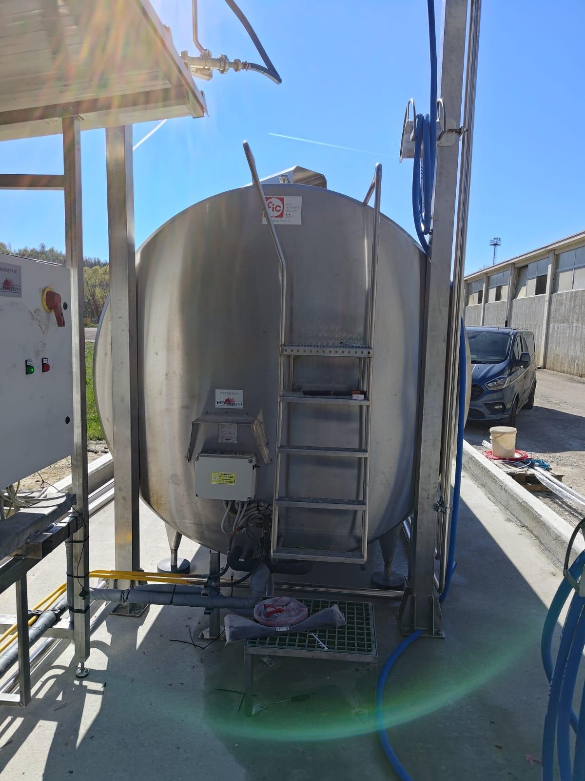 Dettaglio verticale di serbatoio e linea di processo