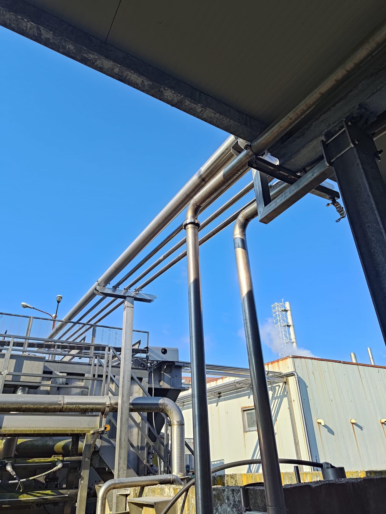 Tubazioni inox per trasporto liquidi installate in cantiere