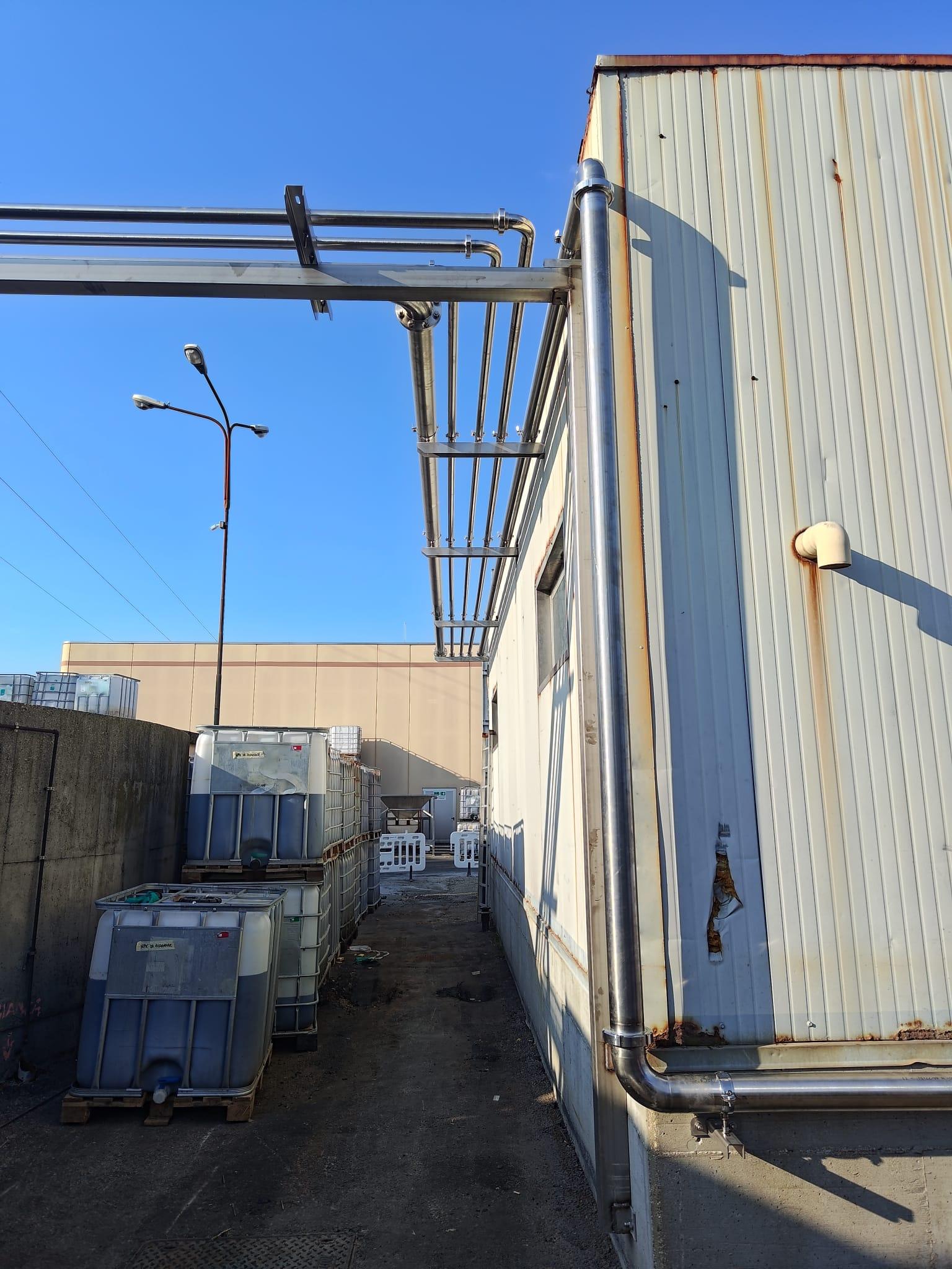 Dettaglio verticale di tubazioni inox e collegamenti