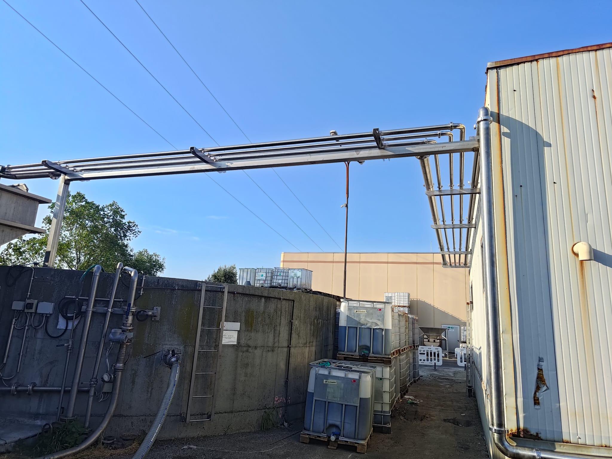 Linea inox con elementi di sostegno in cantiere