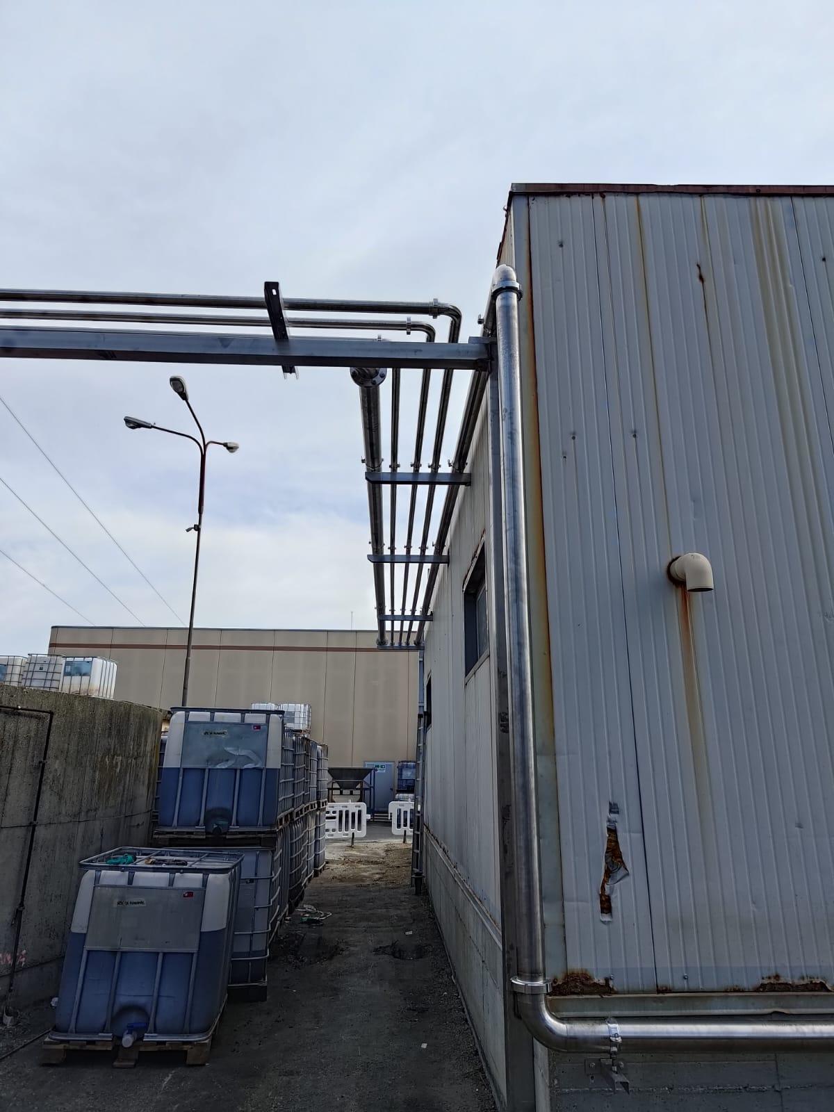 Dettaglio verticale di tubazione inox su struttura